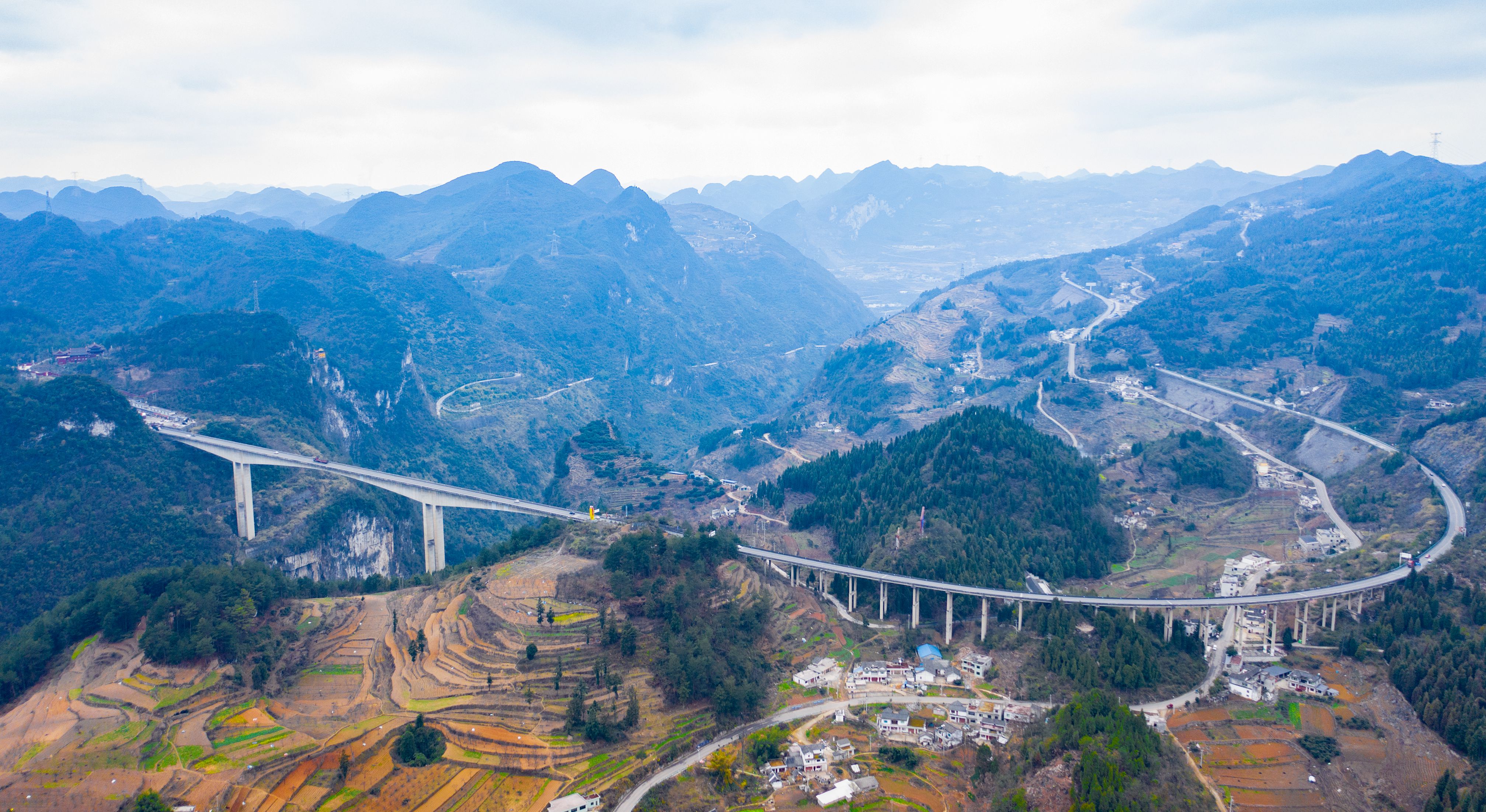 DJI_0813---貴陽至畢節(jié)高等級(jí)公路六廣河大橋。貴州日?qǐng)?bào)天眼新聞?dòng)浾? 聞雙攝.JPG