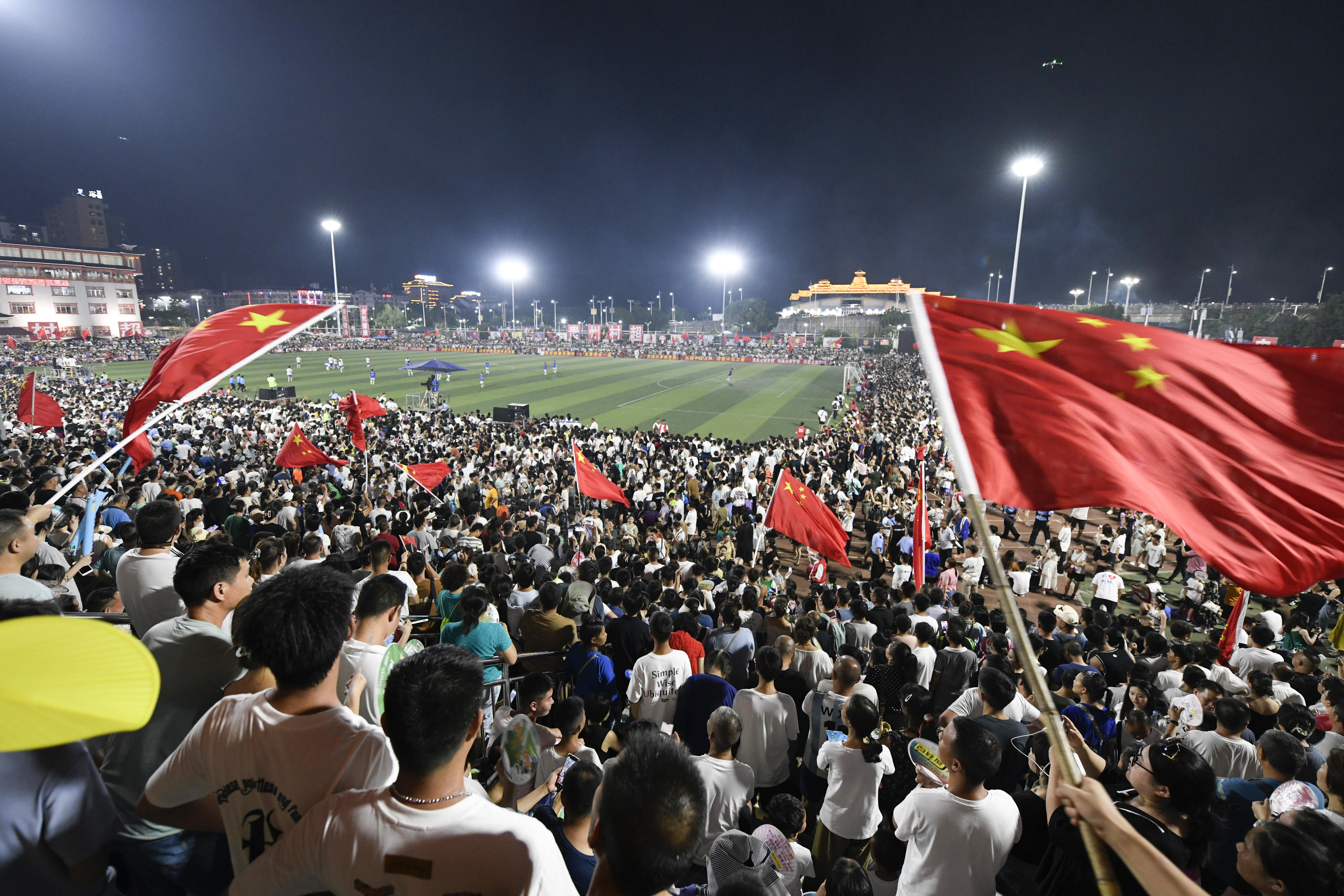 2023年7月29日，球迷在貴州省黔東南苗族侗族自治州榕江縣體育場(chǎng)觀看村超足球比賽。王超.JPG