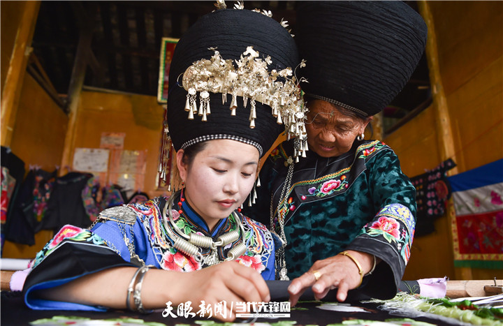 在貴州省銅仁市松桃苗族自治縣太平營街道老寨村，一老人在指導(dǎo)繡娘繡苗繡。.jpg