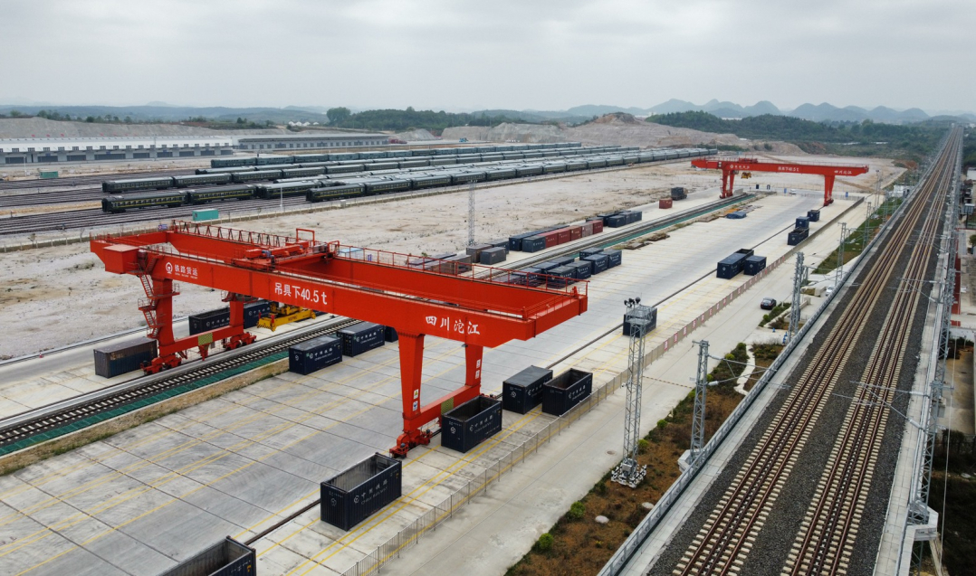 dji_fly_20240406------湖潮貨運(yùn)站位于貴陽樞紐西南角，銜接川黔、黔桂、滬昆等干線，承擔(dān)貴昆至湖林支線客貨到發(fā)和調(diào)車作業(yè)。貴州日?qǐng)?bào)天眼新聞?dòng)浾?杜朋城 攝影.jpg