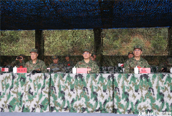 （審定）DPCL8664-2 - ----2024年7月31日，省委書記、省人大常委會(huì)主任、省軍區(qū)黨委第一書記徐麟，省委副書記、省長、省國防動(dòng)員委員會(huì)主任李炳軍，省政協(xié)主席趙永清，省委副書記、省委政法委書記時(shí)光輝等集體參加“八一”軍事日活動(dòng)。圖為省黨政軍領(lǐng)導(dǎo)觀摩應(yīng)急救援、對(duì)抗射擊等活動(dòng)。貴州日?qǐng)?bào)天眼新聞?dòng)浾?杜朋城 攝影.jpg