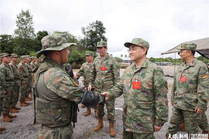 （審定）DPCL8988-2 - ----2024年7月31日，省委書記、省人大常委會(huì)主任、省軍區(qū)黨委第一書記徐麟，省委副書記、省長、省國防動(dòng)員委員會(huì)主任李炳軍，省政協(xié)主席趙永清，省委副書記、省委政法委書記時(shí)光輝等集體參加“八一”軍事日活動(dòng)。圖為徐麟與官兵親切握手。貴州日?qǐng)?bào)天眼新聞?dòng)浾?杜朋城 攝影.jpg